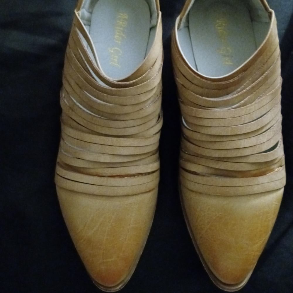 A Rider Girl Alana dress shoes in whiskey. Size 10